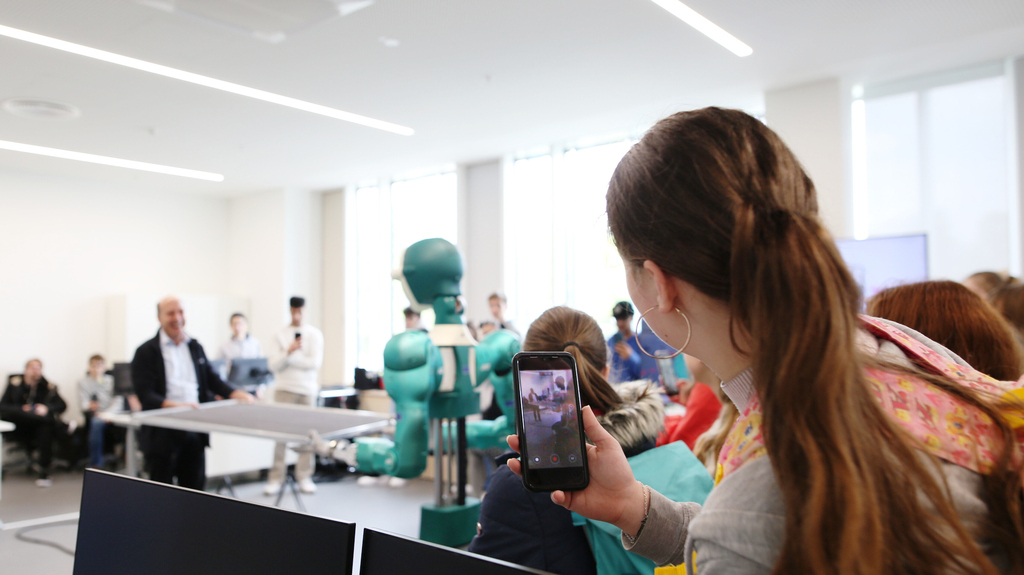 Schülerinnen erleben beim Girls' Day was der humanoide Roboter ARMAR-6 kann