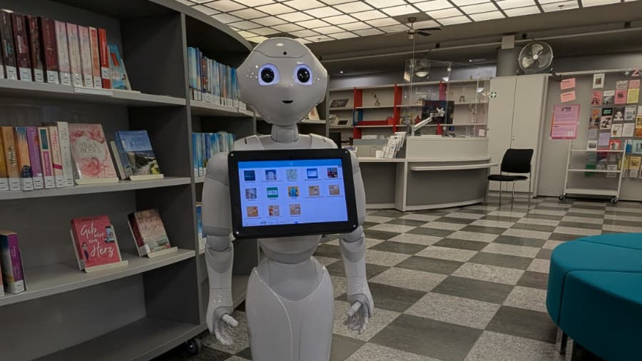 Pepper Roboter in Bibliothek
